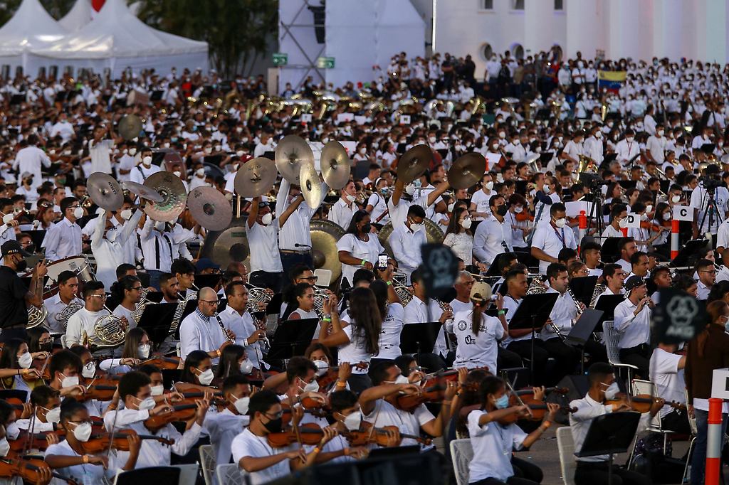 El Sistema Nacional de Orquestas y Coros Juveniles e Infantiles de Venezuela es reconocida oficialmente por lograr el Récord Mundial Guinness por la conformación de La Orquesta más Grande del Mundo.