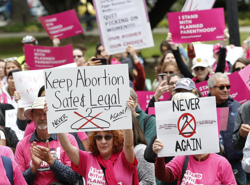 Personas marchan en respaldo al derecho al aborto en Sacramento, California