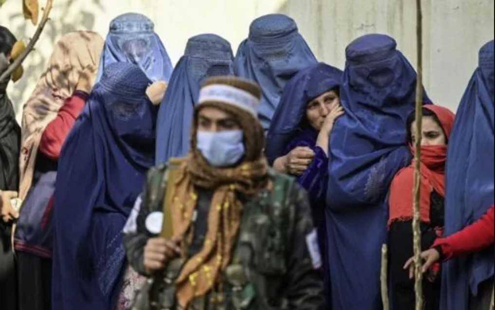 Un combatiente talibán delante un grupo de mujeres en Kabul el 29 de noviembre de 2021