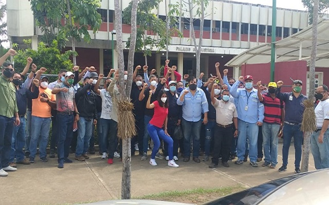 Vista parcial de la concentración de trabajadores y trabajadoras de Masisa ante el Palacio de Justicia de Puerto Ordaz