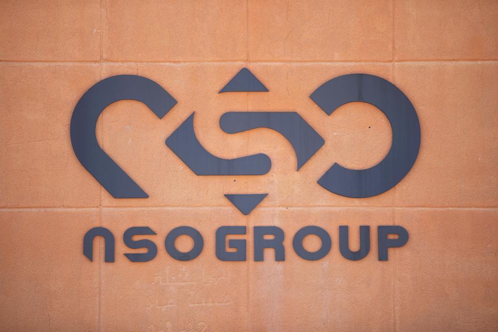 Logotipo de la firma israelí NSO Group sobre la pared de una sucursal de la empresa cerca de la ciudad israelí de Sapir