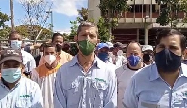 Jesús Lisboa, trabajador de base de MASISA, junto a Jean Mendoza y a otros obreros madereros, frente a los tribunales del trabajo en Pto Ordaz