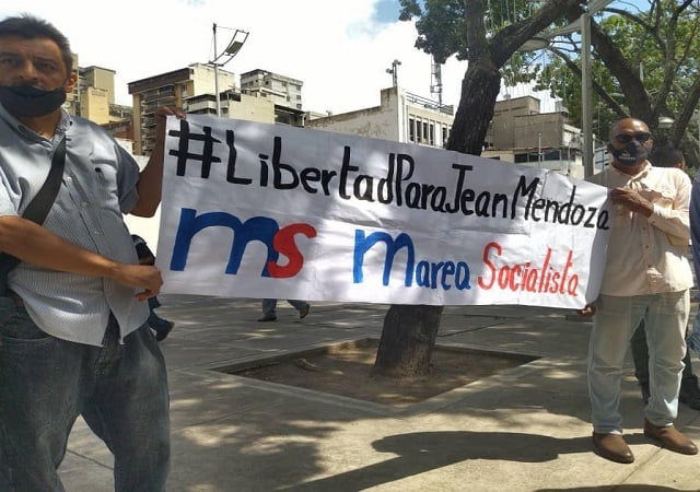 Pancarta de Marea Socialista por la liberación de su militante obrero Jean Mendoza, frente al Ministerio Público en Caracas