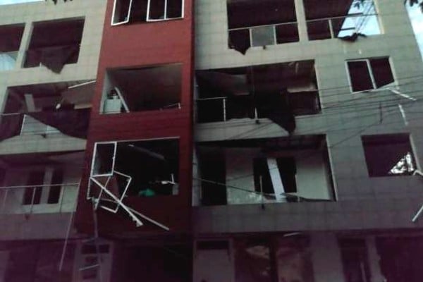 Edificio cercano destruido.