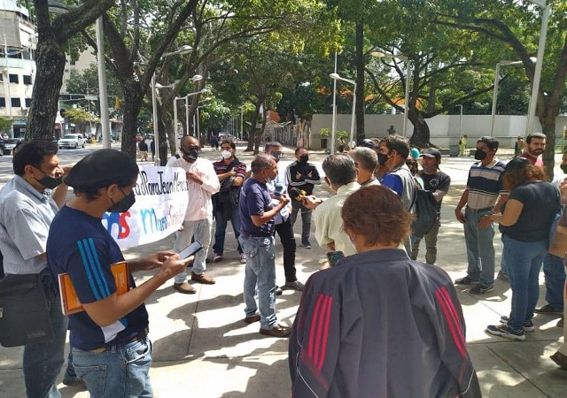 Vista parcial de la concentración de protesta ante la Fiscalía (en Caracas) por la detención del obrero Jean Mendoza