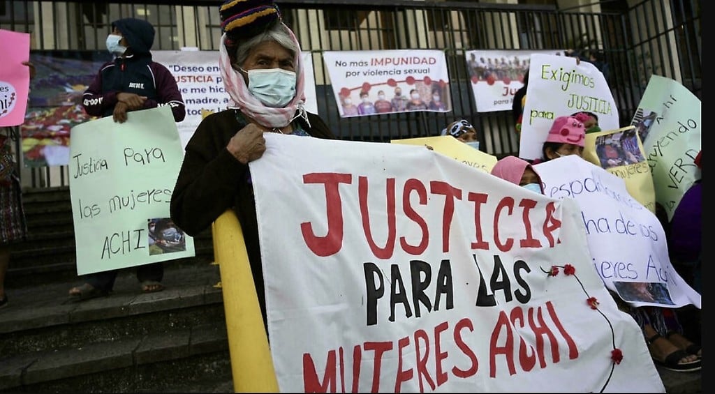 Una indígena guatemalteca achi, víctima de abusos sexuales durante la guerra civil (1960-1996), sostiene un cartel en el que se lee "Justicia para las mujeres achi" durante una manifestación en el Palacio de Justicia de Ciudad de Guatemala