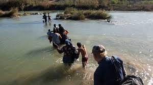 Venezolanos cruzan el Río Grande para llegar a Estados Unidos