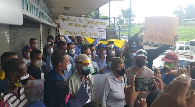 Trabajadores de MASISA y abogados, ante los tribunales penales de Puerto Ordaz esta mañana (17/01/2022)