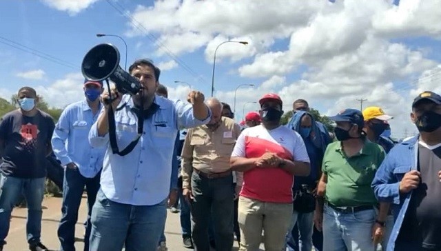 Jean Mendoza al megáfono en una protesta de trabajadores en Guayana (Venezuela)