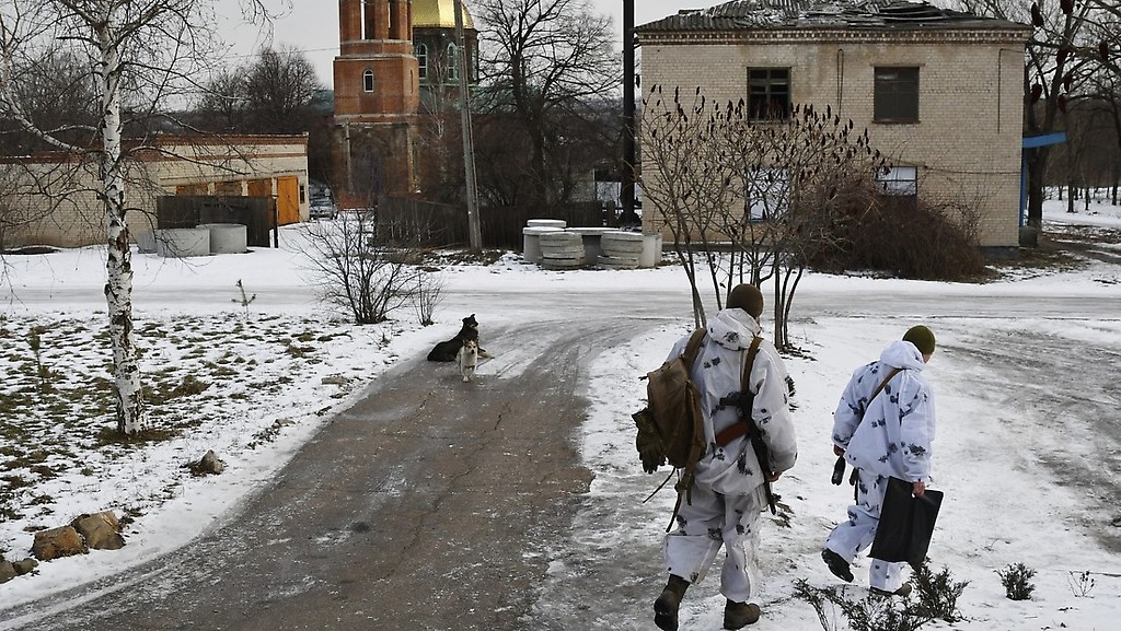 Militares ucranianos patrullan una calle en la aldea de Verjnotóretske, en la región de Donetsk (Ucrania), 22 de enero de 2022.
