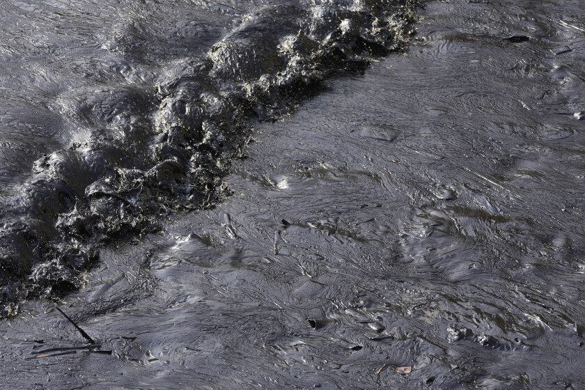 Petróleo de un vertido cubre la orilla en Ventanilla, Callao, Perú, el 17/1/2022