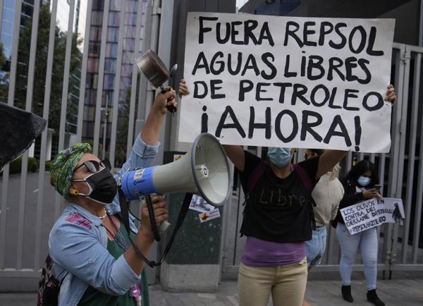 Pancarta "Fuera Repsol aguas libres de petróleo Ahora!" durante una protesta frente a la oficina de Repsol en Lima, Perú, el jueves 27/1/2022