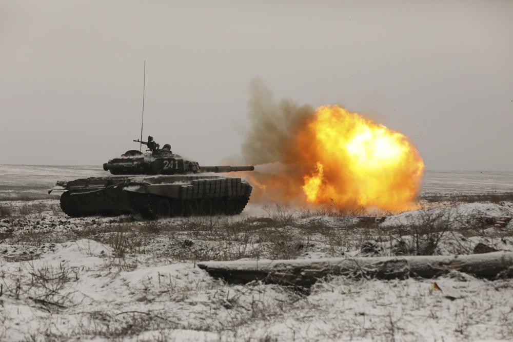 tanque ruso T-72B3 dispara mientras las tropas participan en simulacros en el campo de tiro de Kadamovskiy en la región de Rostov, en el sur de Rusia, el 12 de enero de 2022