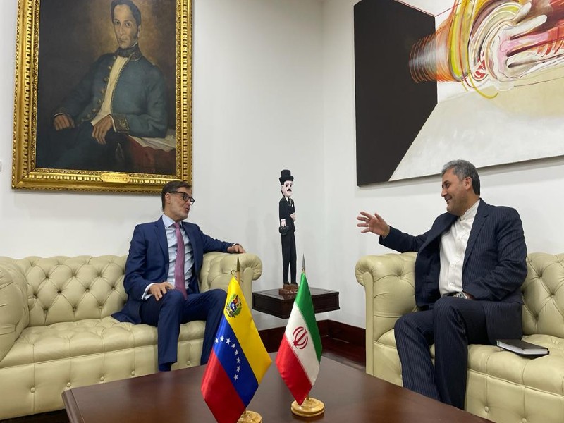 El canciller venezolano, Félix Plasencia (izda.), y el embajador de Irán en el país suramericano, Hoyatolá Soltani,15 de febrero de 2022.