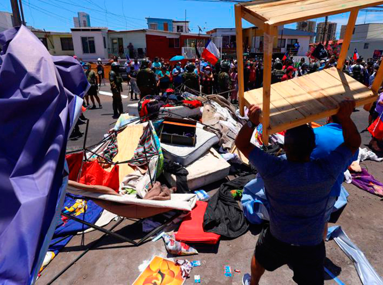 Destruyen carpas de venezolanos durante protesta contra la migración en Iquique, Chile, domingo 30 de enero de 2022.