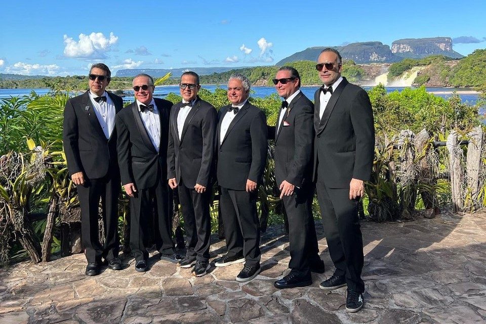 Rafael Oliveros, presidente del Grupo La Marea, lidera el negocio del turismo «de lujo» a Canaima posa junto a sus invitados