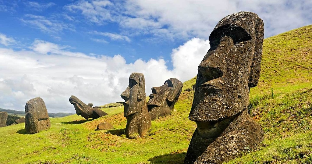 Moai, estatuas sagradas de piedra volcánica labrada, en el Parque Nacional Rapa Nui, Isla de Pascua