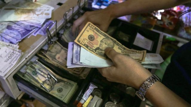 Vendedor cuenta dinero en Caracas