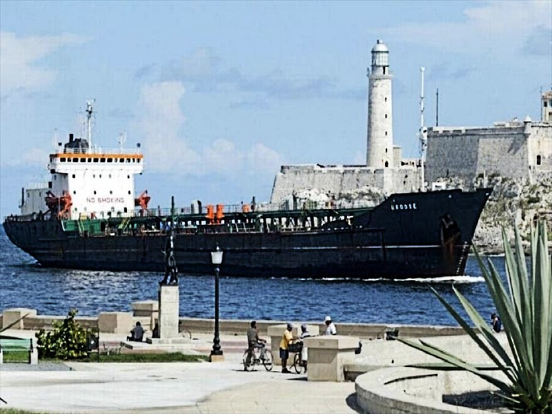 Tanquero venezolano entra en la Bahía de La Habana, capital de Cuba.