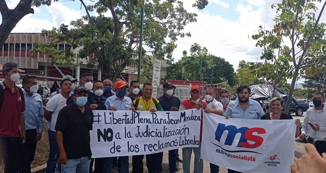 Trabajadores de Masisa con su vocero Jean Mendoza frente al Palacio de Justicia de Puerto Ordaz; les acompaña solidariamente Zuleika Matamoros de Marea Socialista