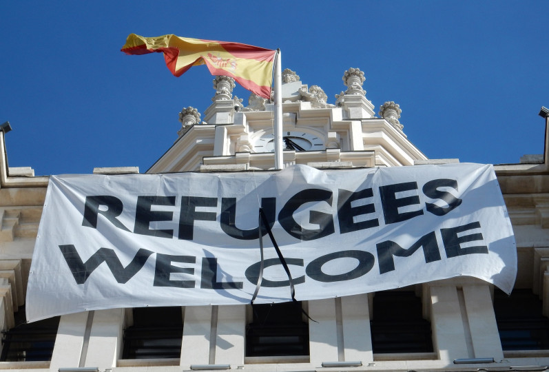 <p>Pancarta dando la bienvenida a los refugiados que fue colgada en la fachada del ayuntamiento de Madrid en septiembre de 2015. </p>
