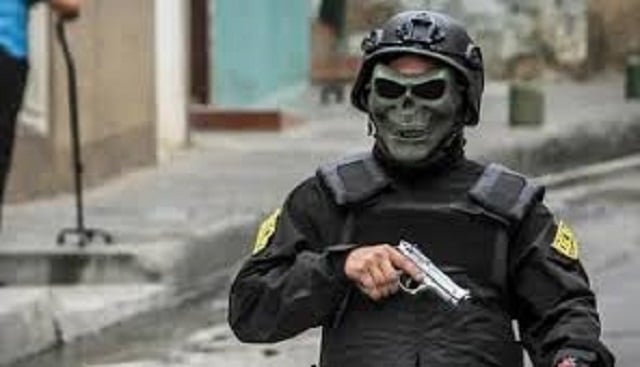 Imagen de un funcionario policial venezolano en funciones. ¿Por qué el rostro de una calavera para "proteger" a la ciudadanía?