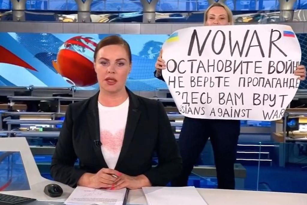 La editora de TV rusa Marina Ovsyannikova, interrumpió una transmisión en vivo para enviar un mensaje contra la invasión de Rusia a Ucrania.