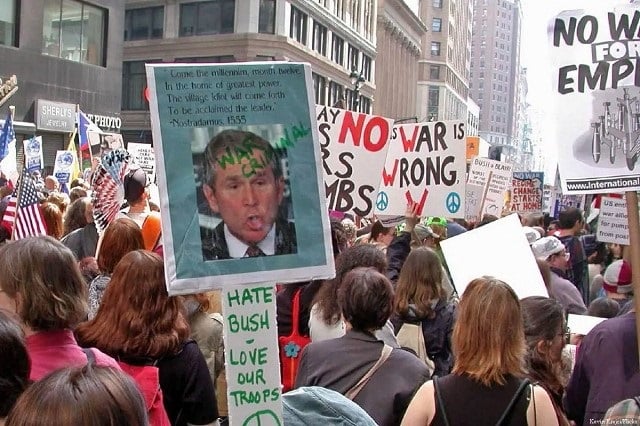 Muchas de las más grandes manifestaciones conocidas a escala global se produjeron un 16 de marzo de 2003 contra la inminente invasión de Irak por los EE.UU