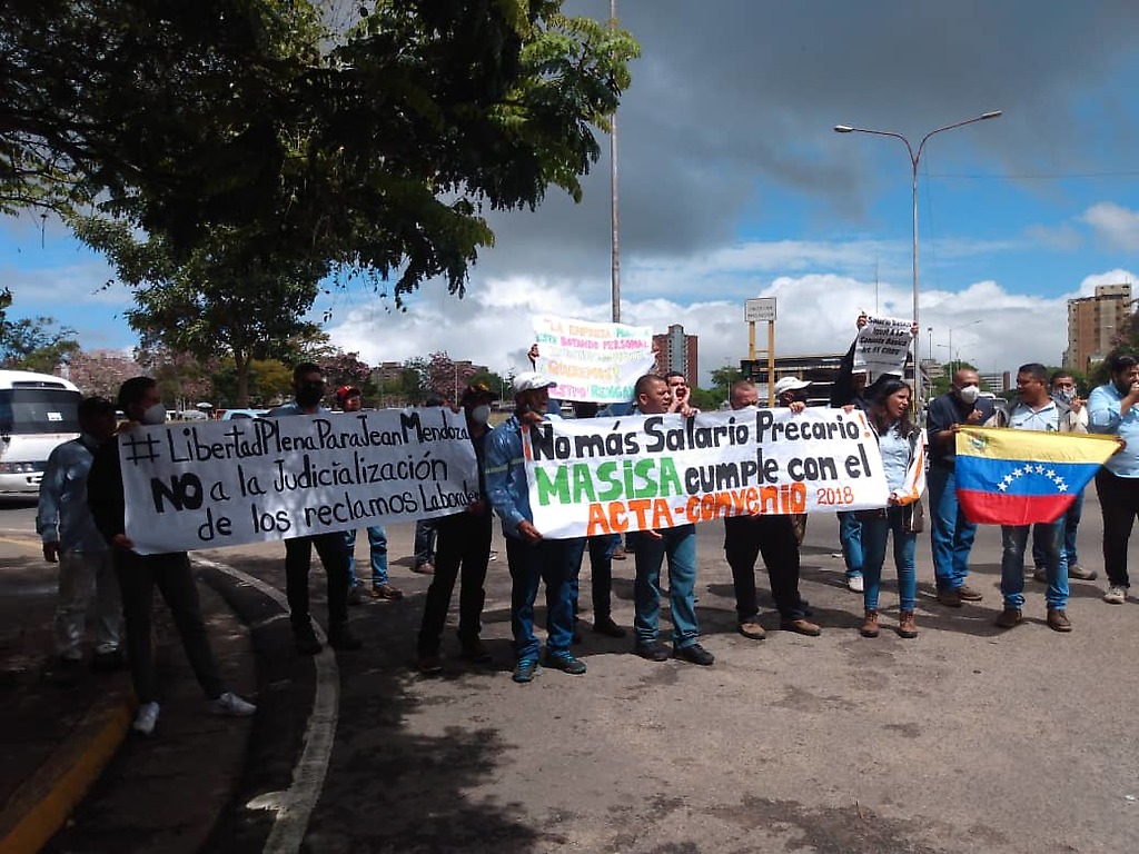 Trabajadores de Masisa se movilizaron hasta el Palacio de Justicia en Puerto Ordaz