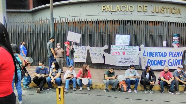 Famniliares, amigos y activistas solidarios con la causa de Rodney Álvarez frente al TSJ