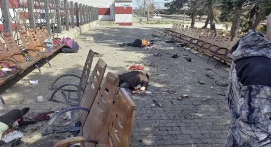 Zelenski acusa a Rusia de «exterminar» a civiles tras el ataque a una estación de tren