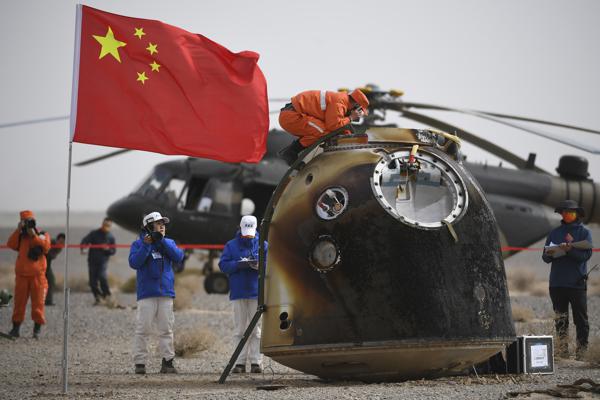 La cápsula de regreso de la misión tripulada espacial Shenzhou-13 se ve tras aterrizar en Dongfeng, en la Región Autónoma de Mongolia Interior, en el norte de China
