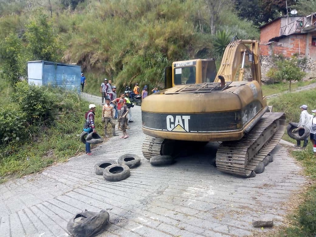 Maquinaria pesada movilizan para emergencia en zona de El Chama, Mérida
