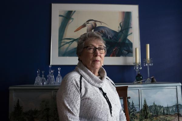 Joyce Ares posa para una foto en su casa de Canby (Oregón), EEUU. Un análisis de sangre le detectó la presencia de un linfoma de Hodgkin