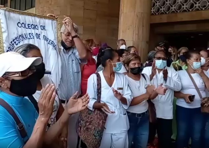 Enfermeras protestan en el Ministerio de Salud y se declaran “en emergencia gremial”