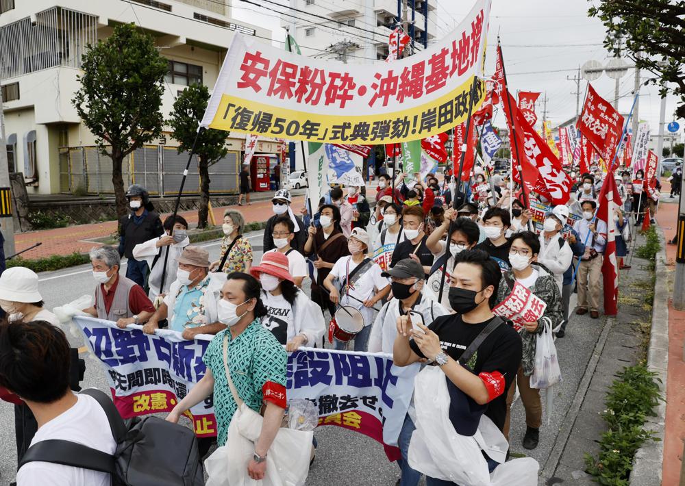 Marcha en protesta contra la ceremonia por el aniversario de la devolución de Okinawa a Japón