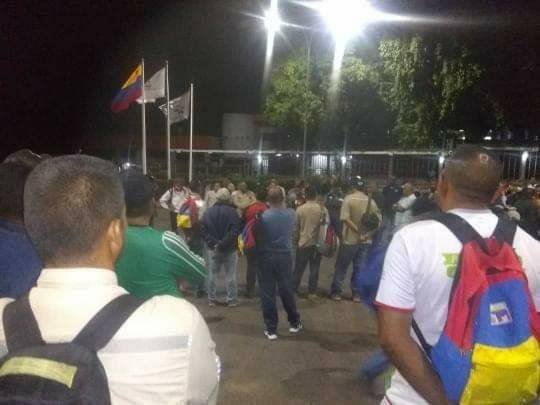 Trabajadores de CVG Bauxilum se paralizan en el portón de la empresa descontentos con el pago de la quincena.