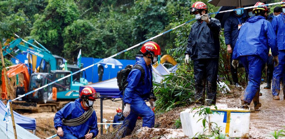 Miembros de los equipos de rescate en Tengxian, donde se estrelló el avión de China Eastern