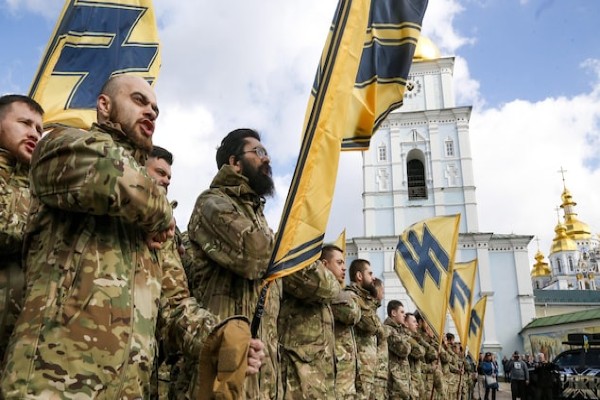 Miembros del Batallón Azov con sus banderas durante el Día del Voluntario Ucraniano en Kiev, Ucrania, el 14 de marzo de 2020.