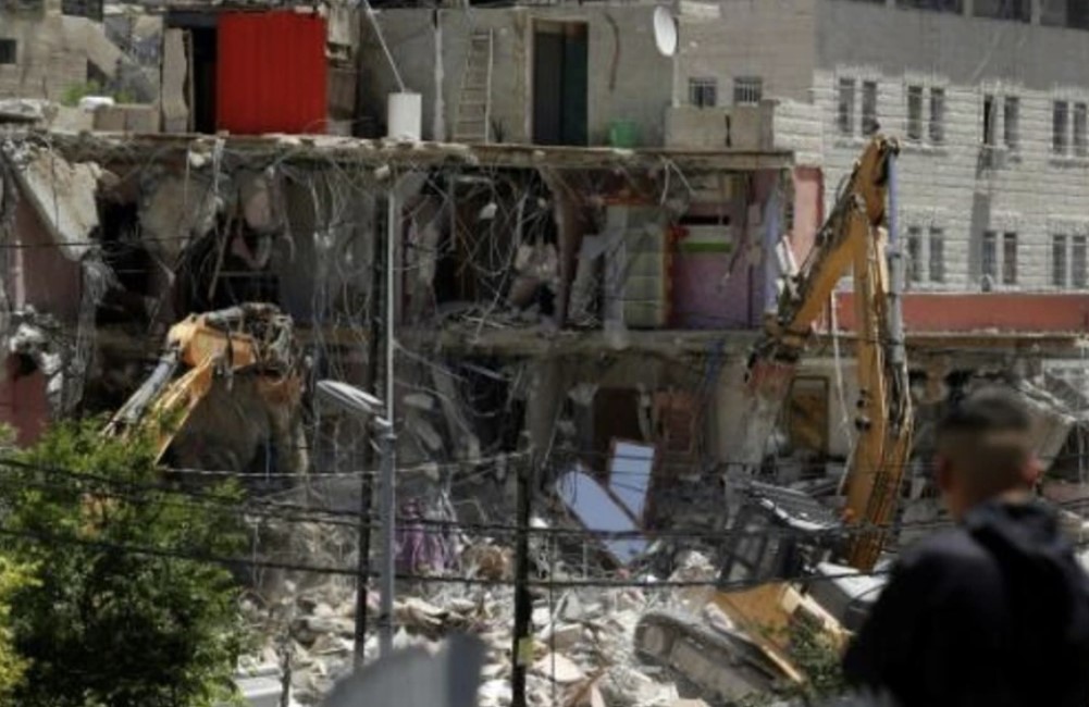 Maquinaria israelí derriba una casa palestina en el barrio árabe de Silwan, en Jerusalén Este