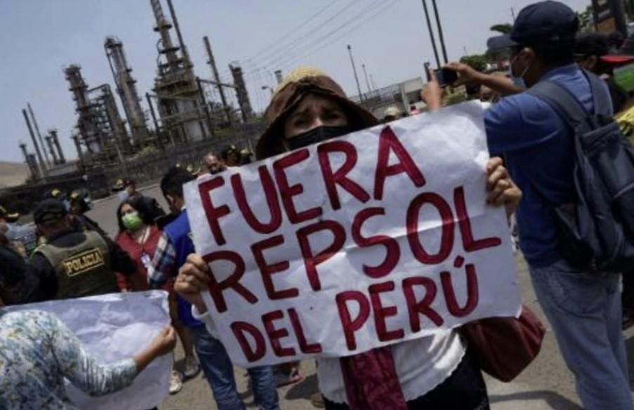 Una residente de una comunidad afectada por el derrame de crudo de Repsol en la costa de Perú protesta contra la petrolera española