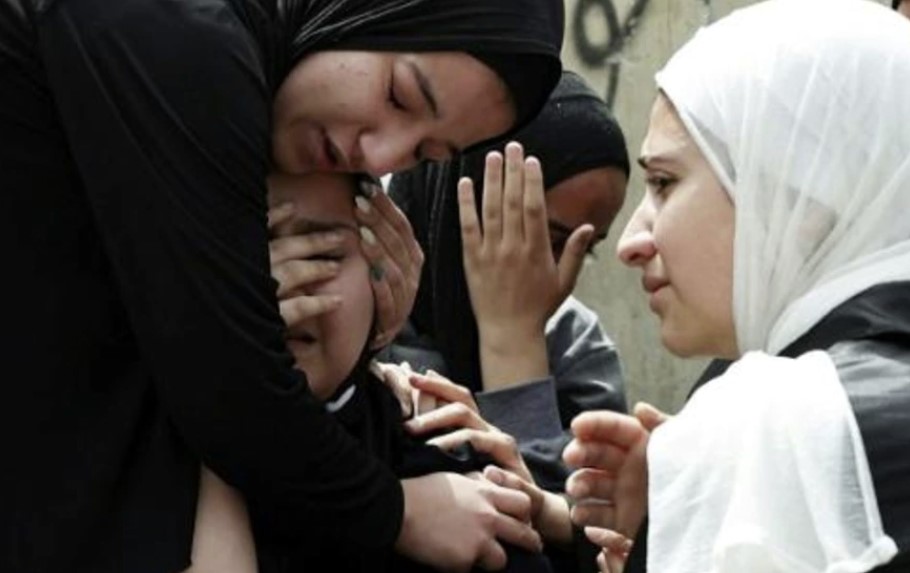 Las hermanas del palestino Amjad Al-Fayed, de 17 años, lloran su muerte, durante su funeral en el campo de refugiados de Yenín
