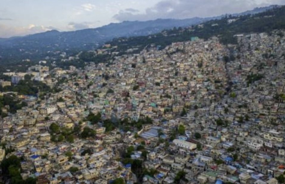 Vista aérea de un distrito de Puerto Príncipe, el 27 de octubre de 2021