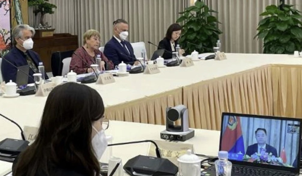 La Alta Comisionada de la ONU para los Derechos Humanos, Michelle Bachelet, escucha una intervención por videoconferencia del viceministro chino de seguridad