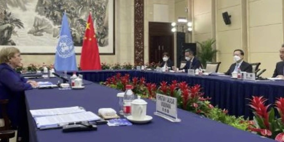 La Alta Comisionada de Derechos Humanos de la ONU Michelle Bachelet habla con el ministro de Relaciones Exteriores de China, Wang Yi (D)