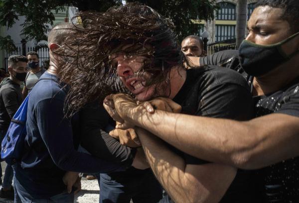 Represión a manifestantes en Cuba