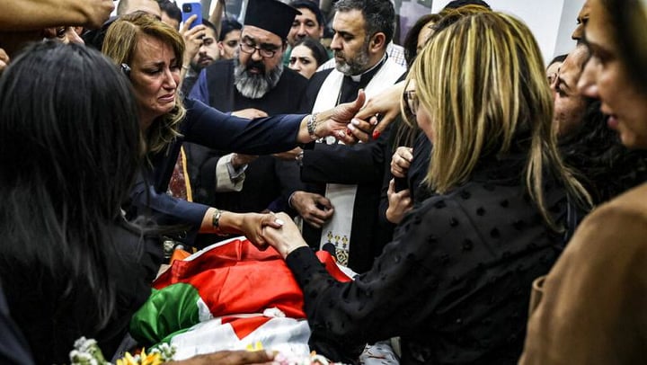 Funeral de la periodista Shireen Abu Akleh, muerta el miércoles al ser disparada mientras cubría una redada del Ejército israelí en Cisjordania.