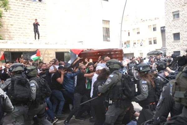 Policías israelíes atacaron brutalmente a quienes llevaban el féretro y dispararon granadas de aturdimiento a los dolientes.