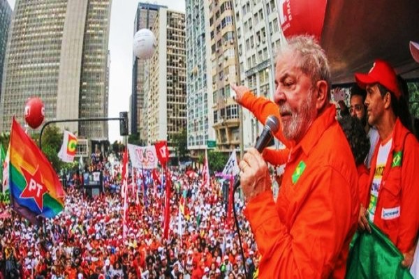La primera vuelta de las elecciones presidenciales en Brasil está convocada para el próximo mes de octubre y se espera que sean Lula y Bolsonaro quienes pasen a la segunda vuelta. De ser electo, Lula alcanzaría su tercer mandato, a partir del 1 de enero de 2023.