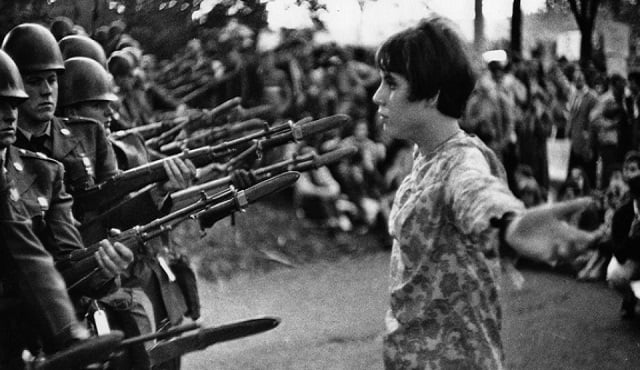 Imagen de una activista femenina contra las guerras, por la paz y por el desarme 